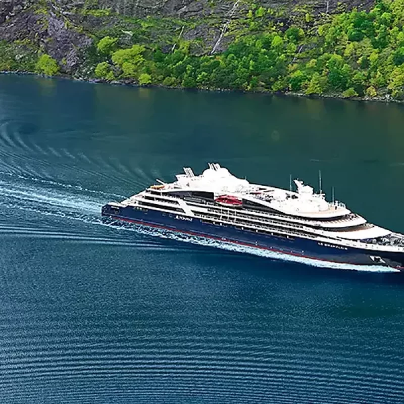 LE-CHAMPLAIN-ponant-ship-dining