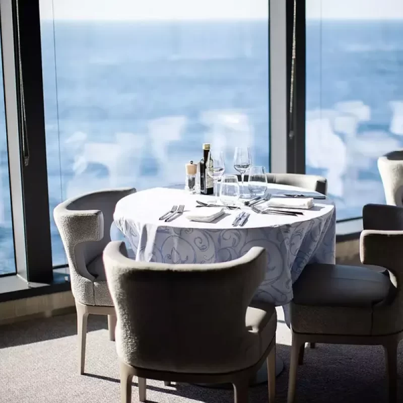 LE-COMMANDANT-CHARCOT-dining-image