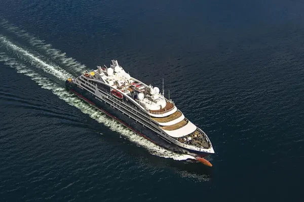 EXPEDITION VS OCEAN CRUISES Expedition cruise on Le Lapérouse