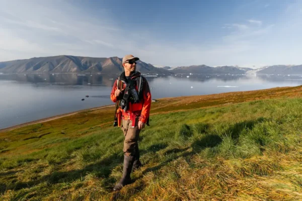 EXPEDITION VS OCEAN CRUISES hiking
