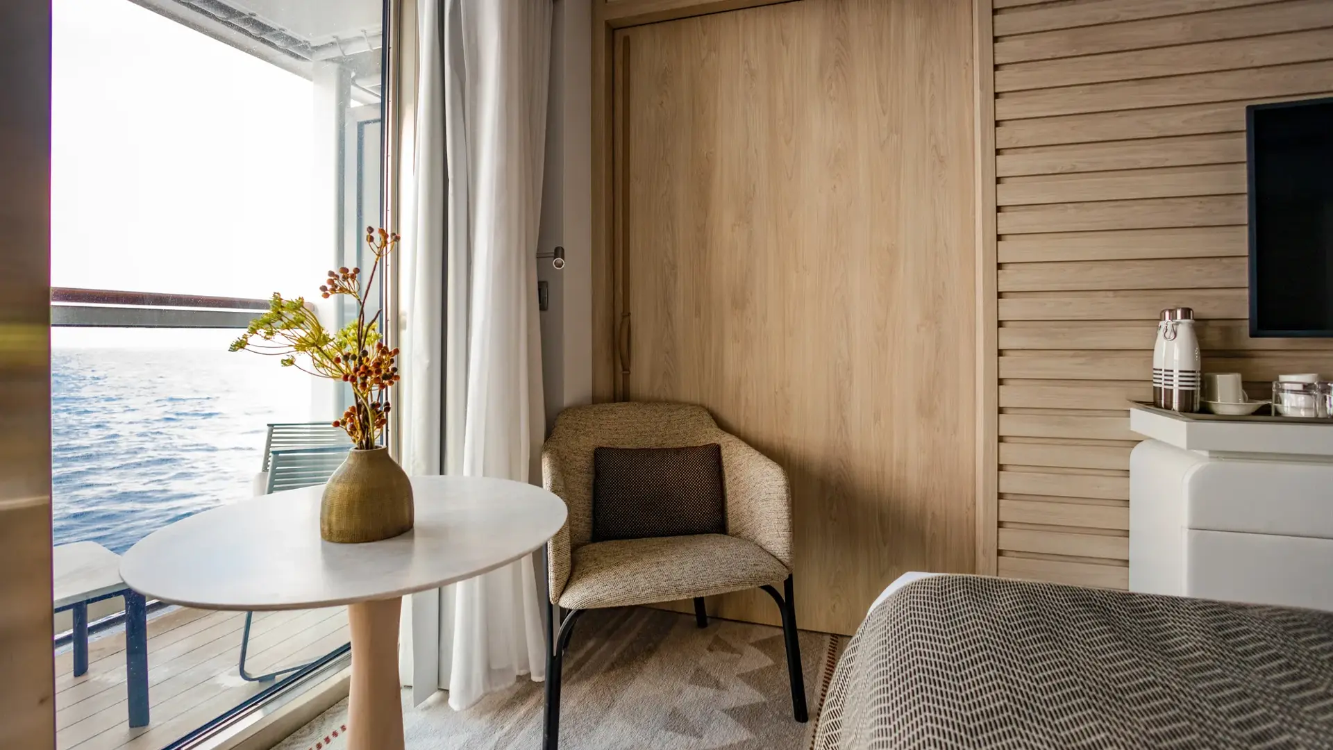 PONANT CRUISE CABINS GUIDE-DumontdUrville_Cabin-prestige
